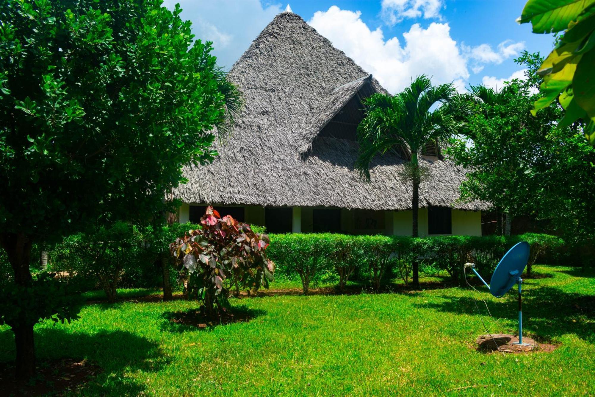 Villas Dora And Holly Diani Beach Exterior photo